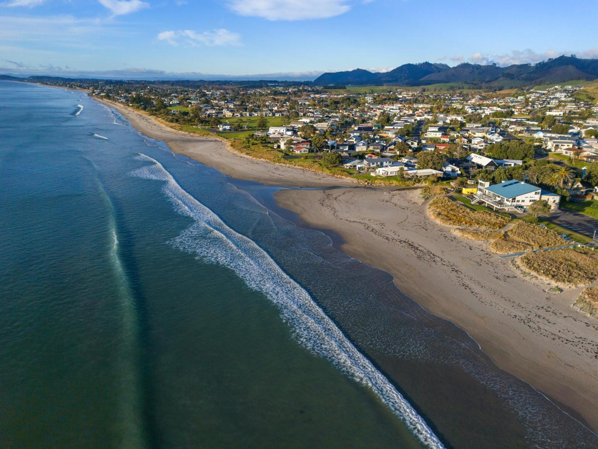 Tasman Holiday Parks - Waihi Beach Экстерьер фото Aerial view of the beach at Waikuku
