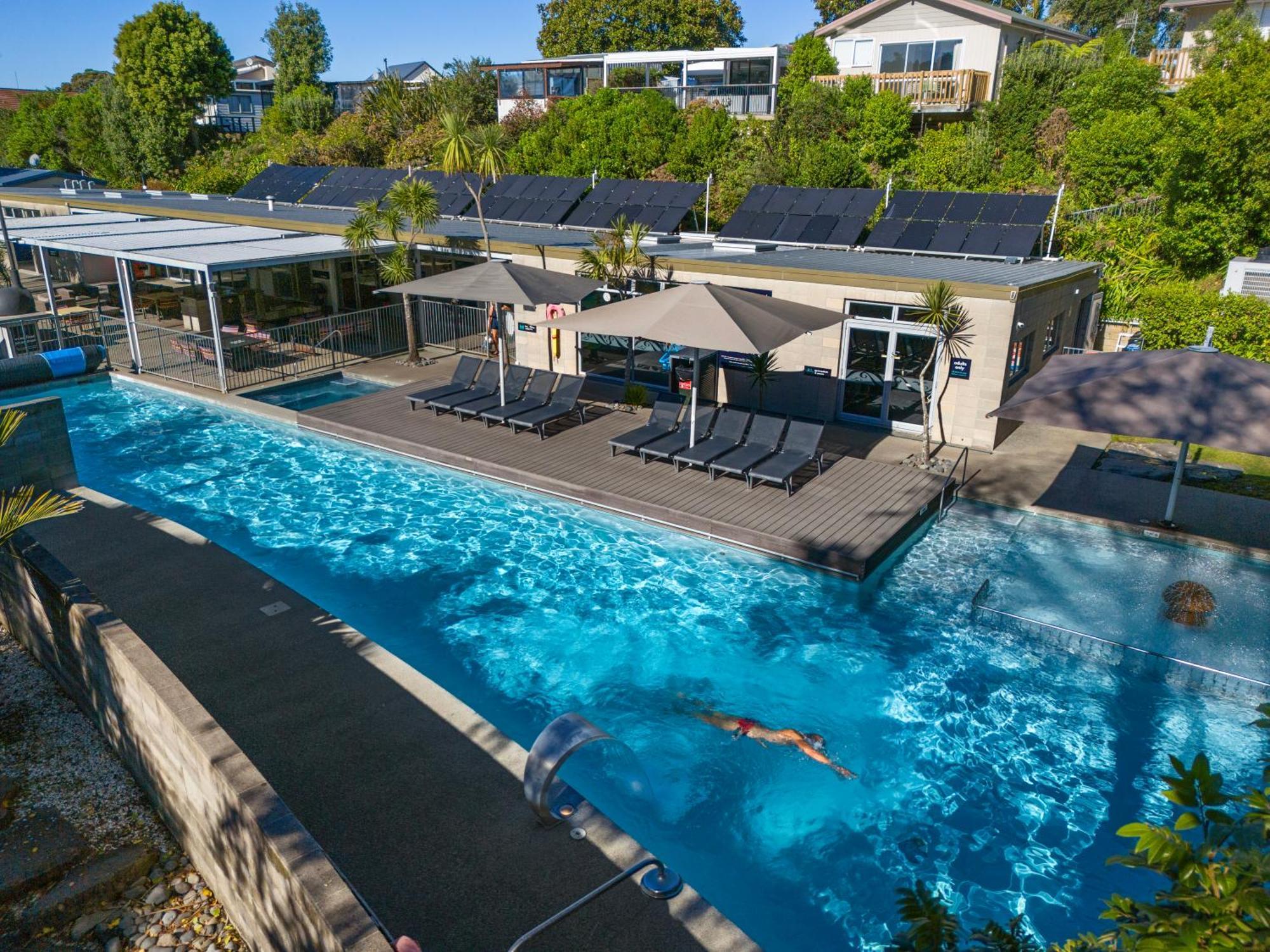 Tasman Holiday Parks - Waihi Beach Экстерьер фото The swimming pool at the hotel