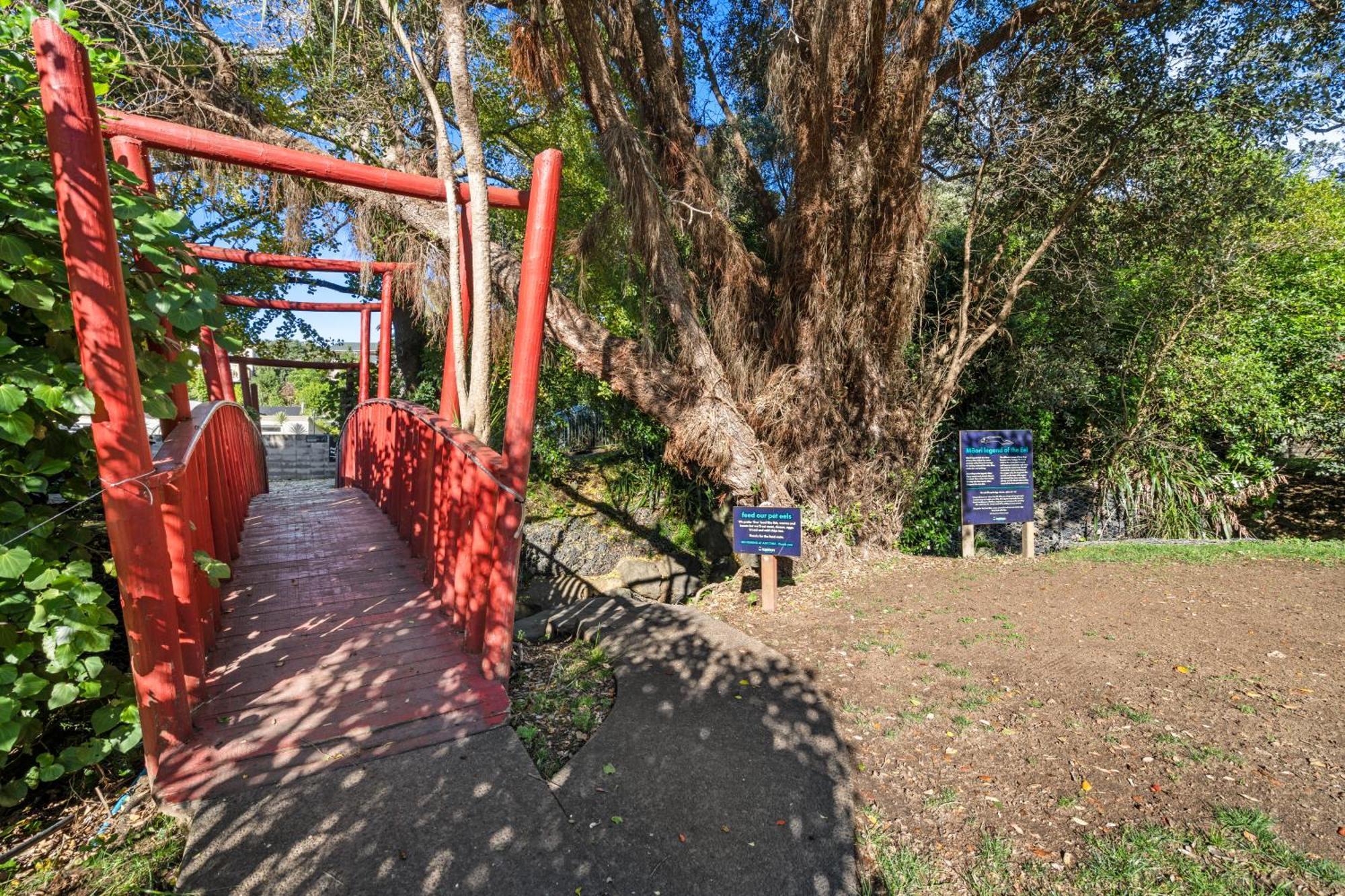 Tasman Holiday Parks - Waihi Beach Экстерьер фото The bridge at the entrance to the park
