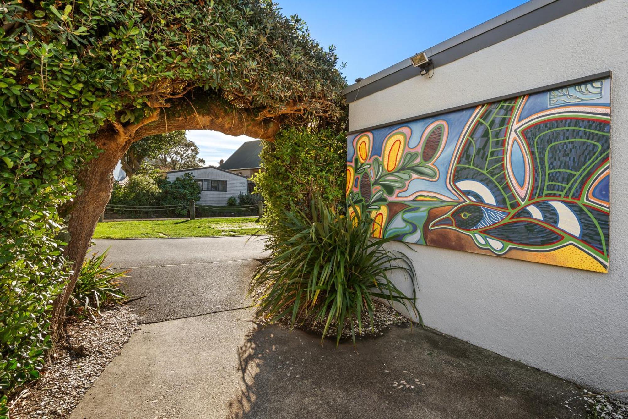 Tasman Holiday Parks - Waihi Beach Экстерьер фото Mural on the side of a house in the suburb of St Johns, Auckland
