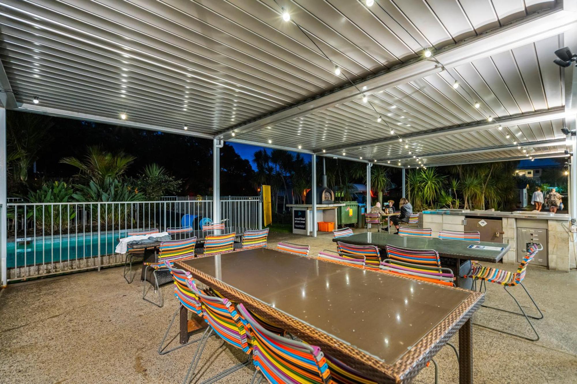 Tasman Holiday Parks - Waihi Beach Экстерьер фото A louvred roof system