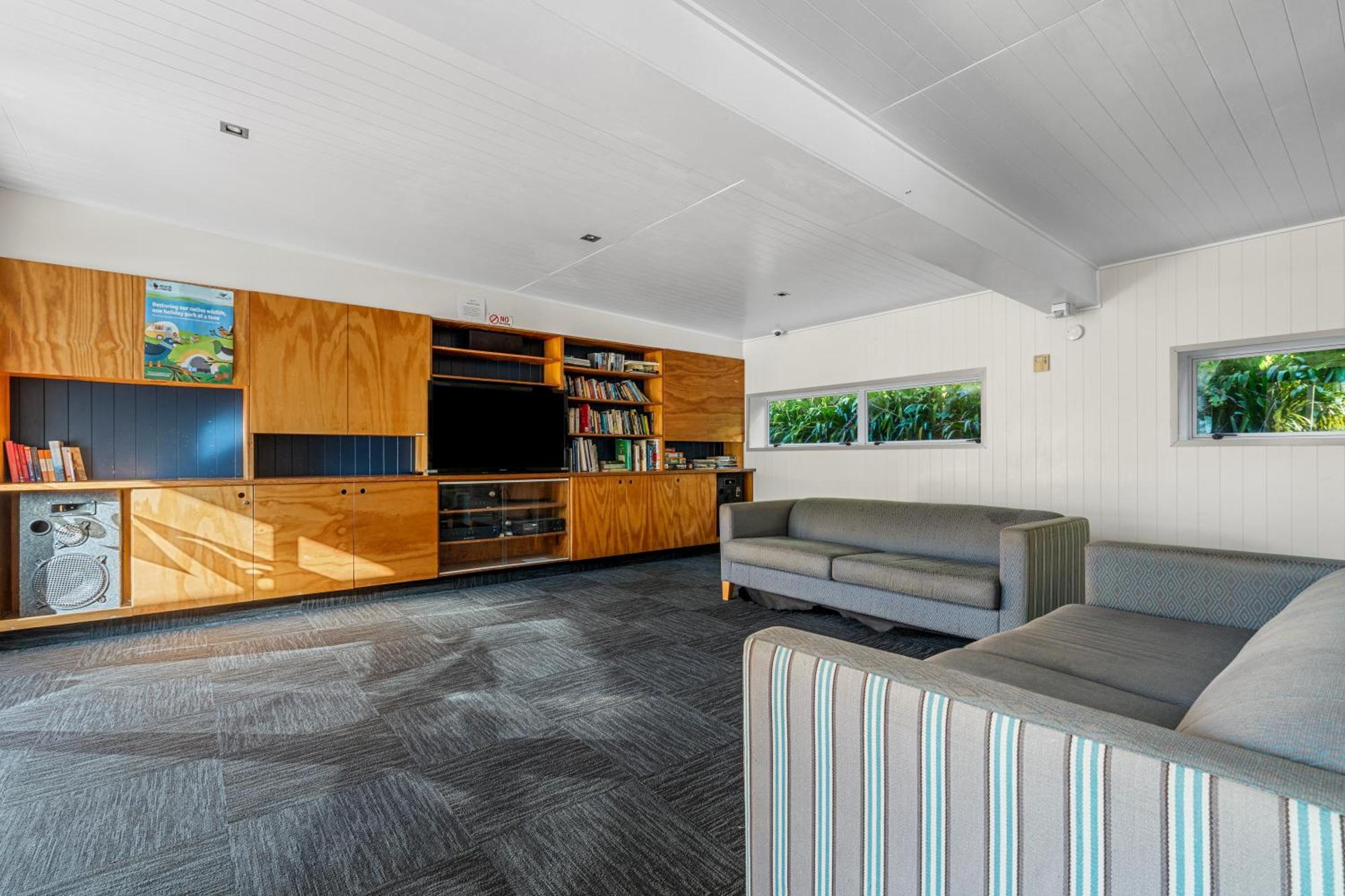 Tasman Holiday Parks - Waihi Beach Экстерьер фото Interior of the house