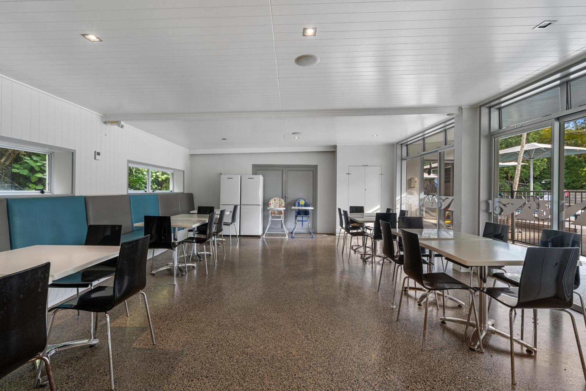 Tasman Holiday Parks - Waihi Beach Экстерьер фото The interior of the library