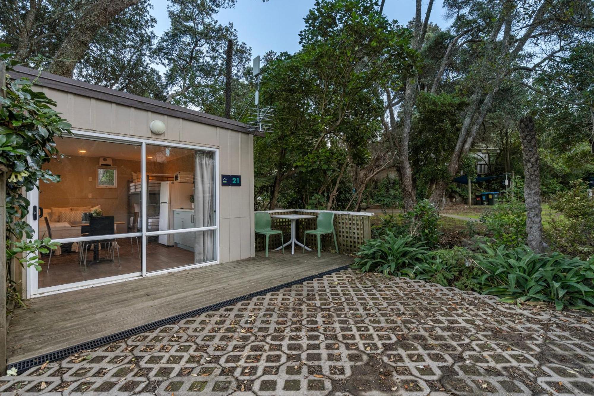 Tasman Holiday Parks - Waihi Beach Экстерьер фото A typical house at the village