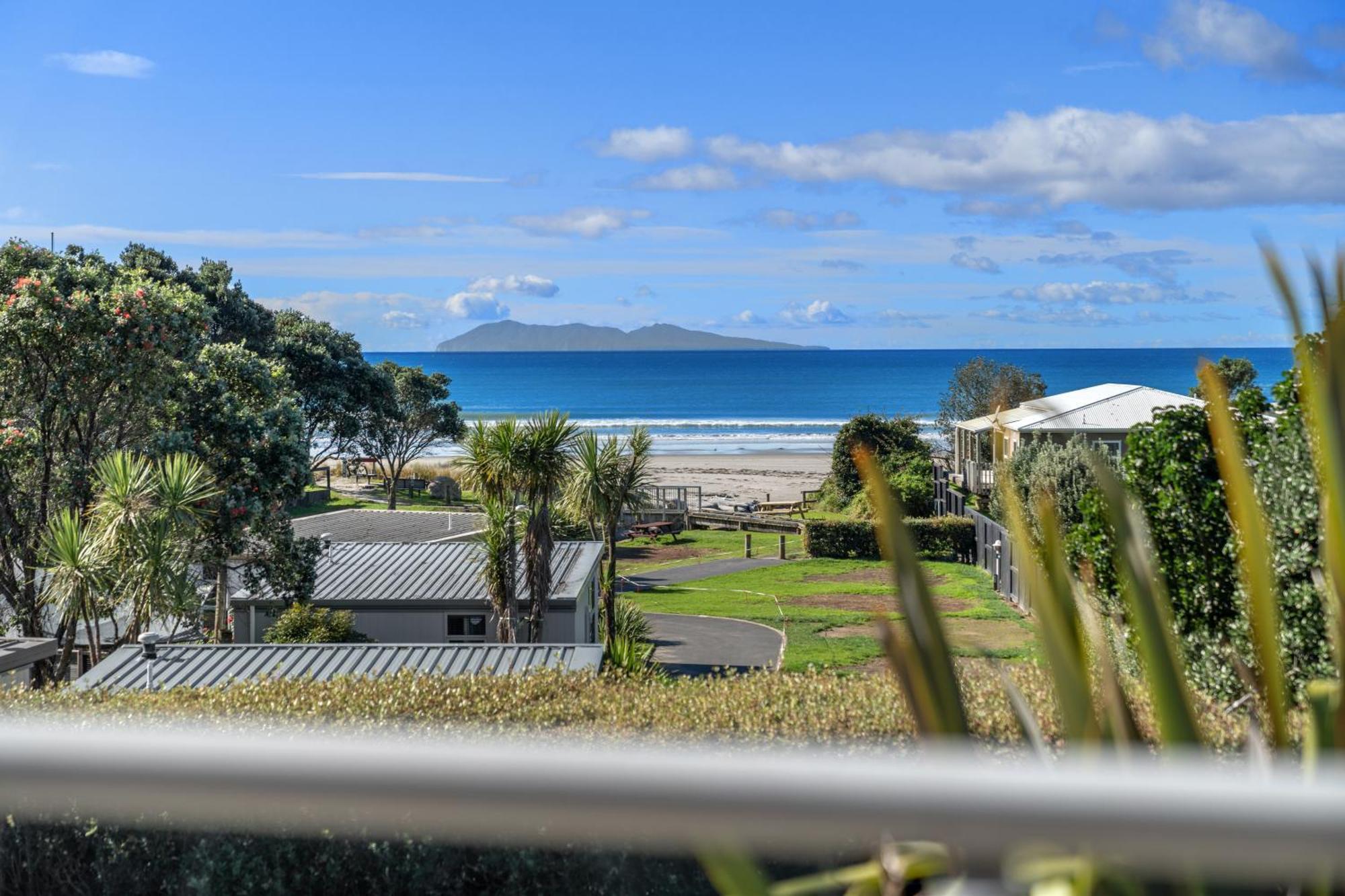 Tasman Holiday Parks - Waihi Beach Экстерьер фото View of the bay from the town