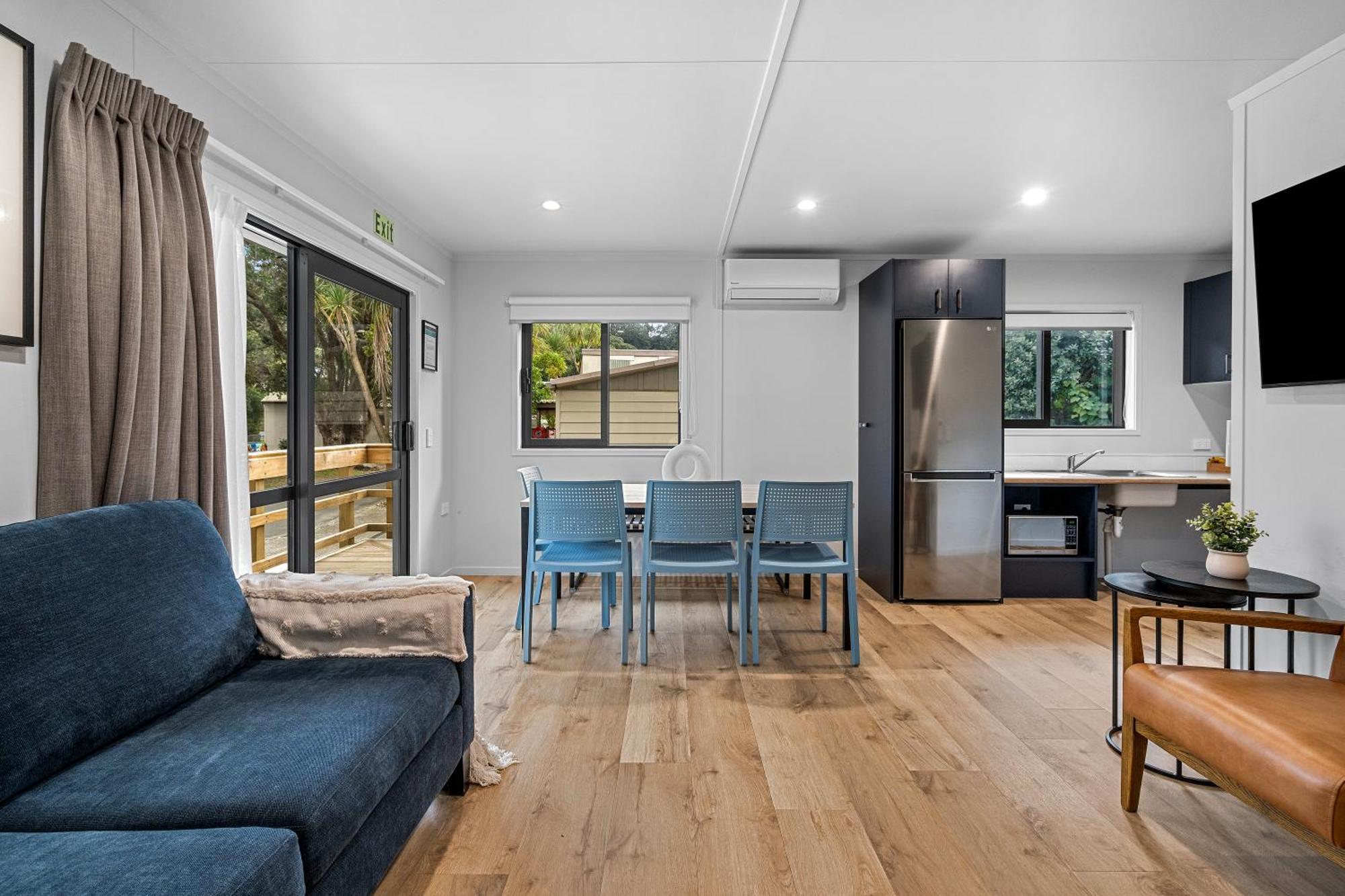 Tasman Holiday Parks - Waihi Beach Экстерьер фото A modern bach interior