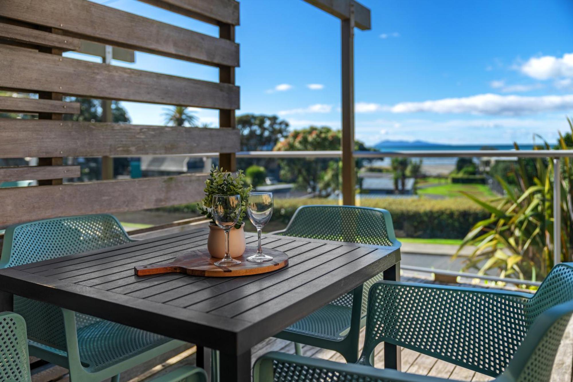 Tasman Holiday Parks - Waihi Beach Экстерьер фото A balcony in New Zealand